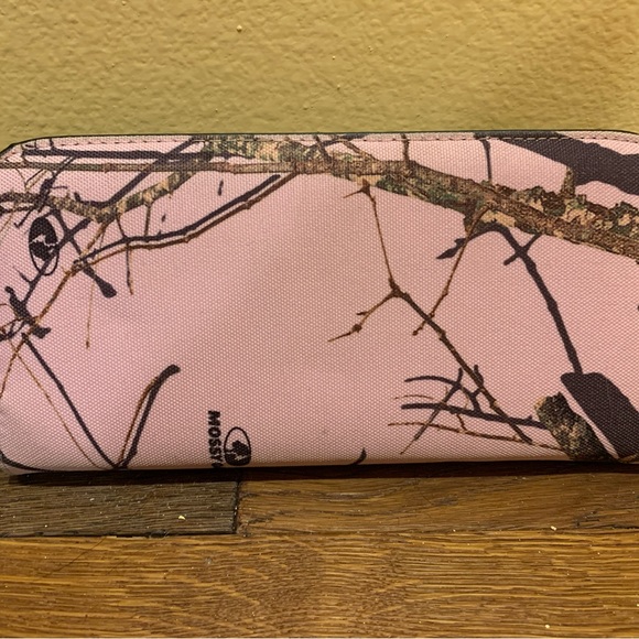 Mossy Oak buckle accent camo handbag - Picture 6 of 6